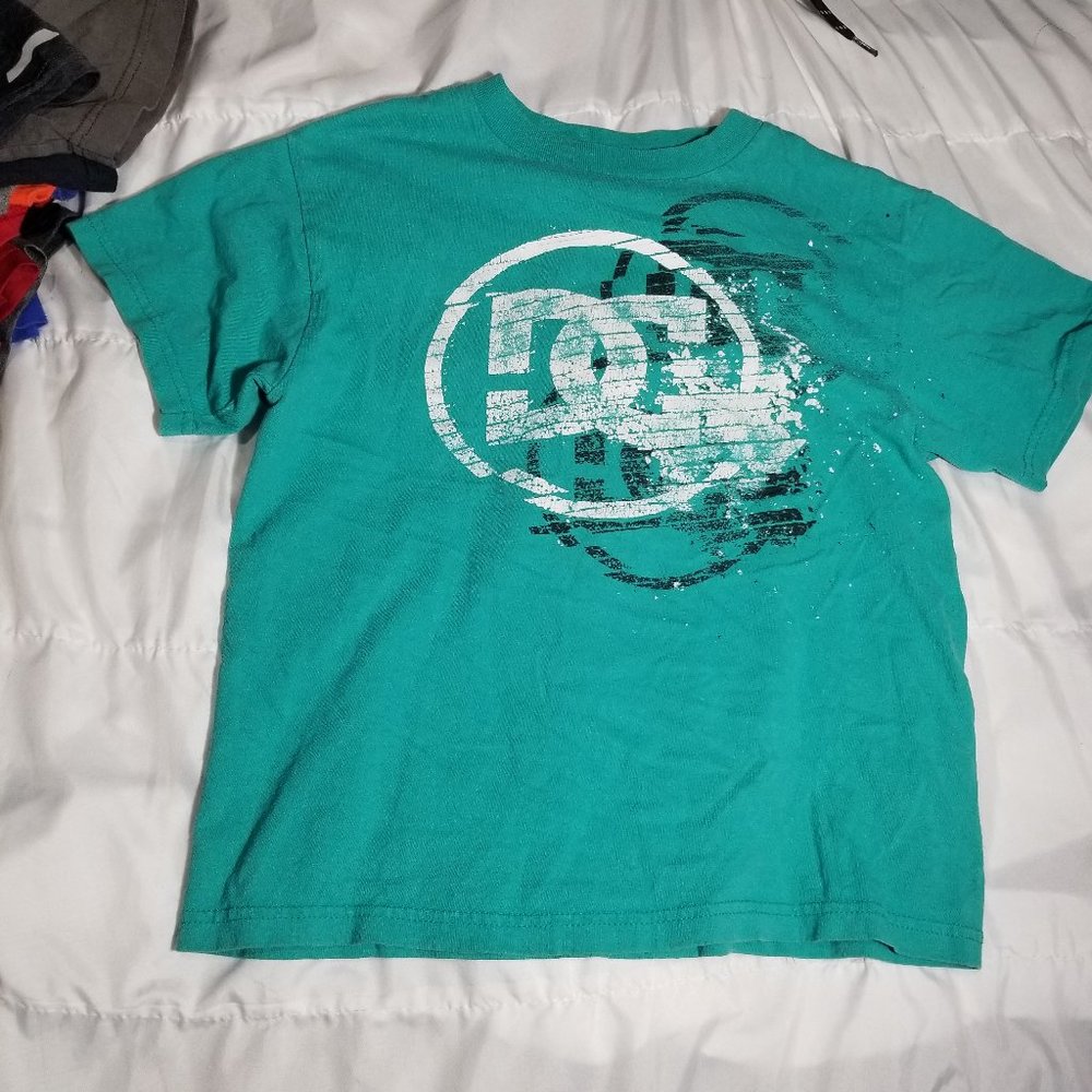DC youth tshirt - sz Small